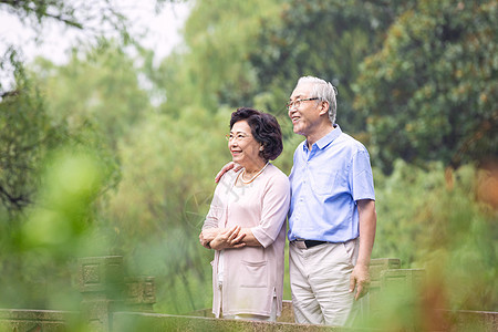 老年夫妇户外游玩图片