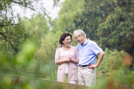 老年夫妇公园散步图片