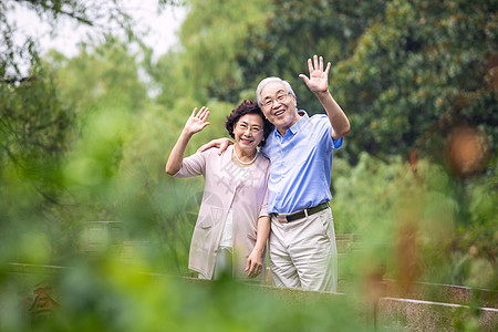 老年夫妇散步打招呼图片