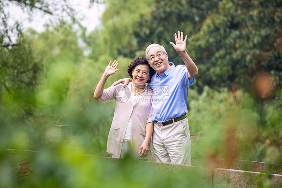 老年夫妇散步打招呼图片