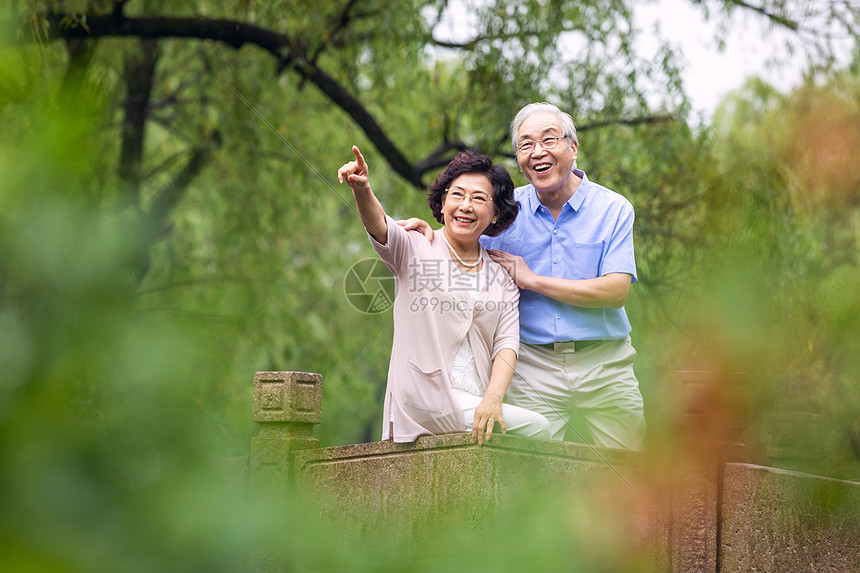 老年夫妇户外游玩图片