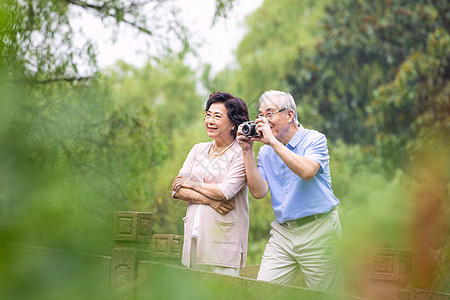 老年夫妇旅游拍照图片