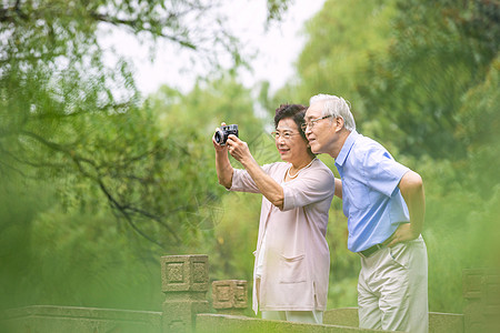 老年夫妇旅游拍照图片