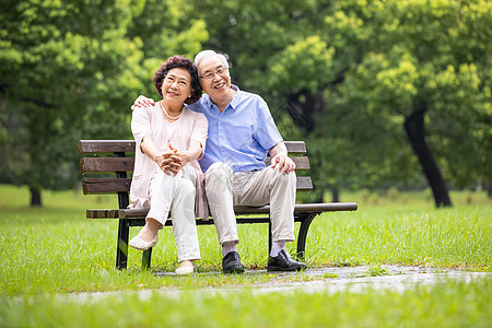 恩爱老年夫妇在公园图片