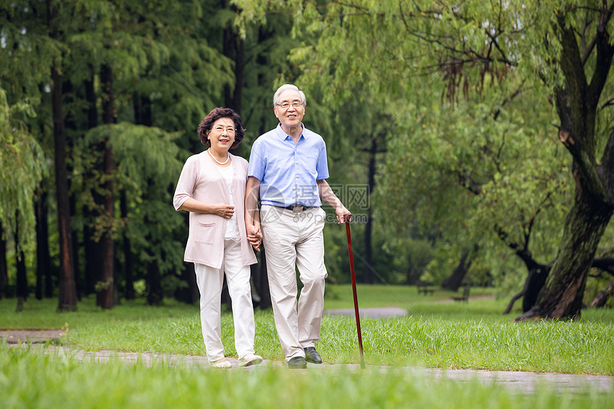 老年夫妇早晨户外散步图片