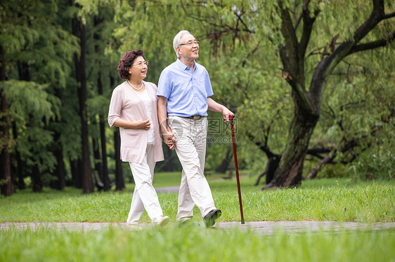 老年夫妇早晨户外散步图片