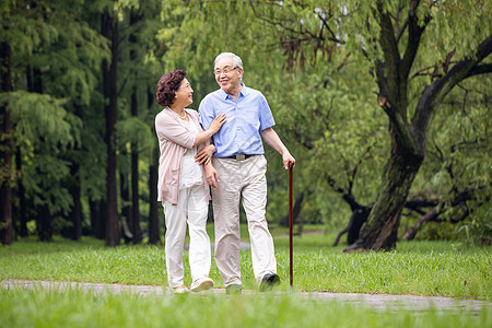 老年夫妇早晨户外散步图片