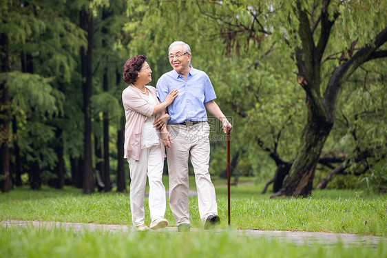 老年夫妇早晨户外散步图片