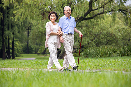 老年夫妇早晨户外散步图片