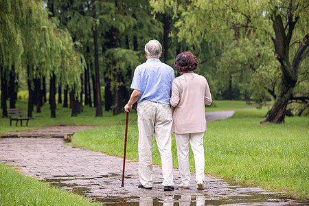 老年夫妇公园散步背影图片