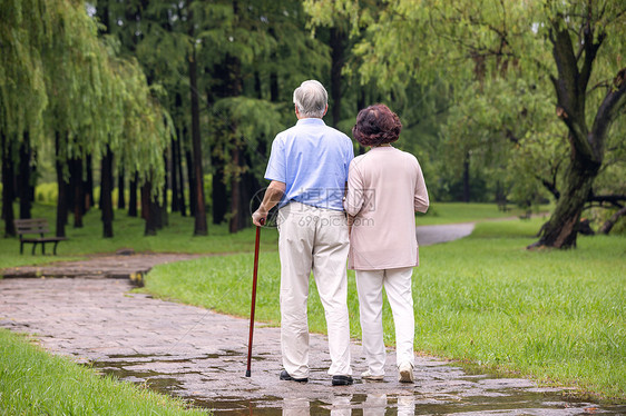 老年夫妇公园散步背影图片