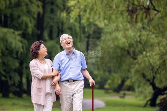 老年夫妇早晨户外散步图片