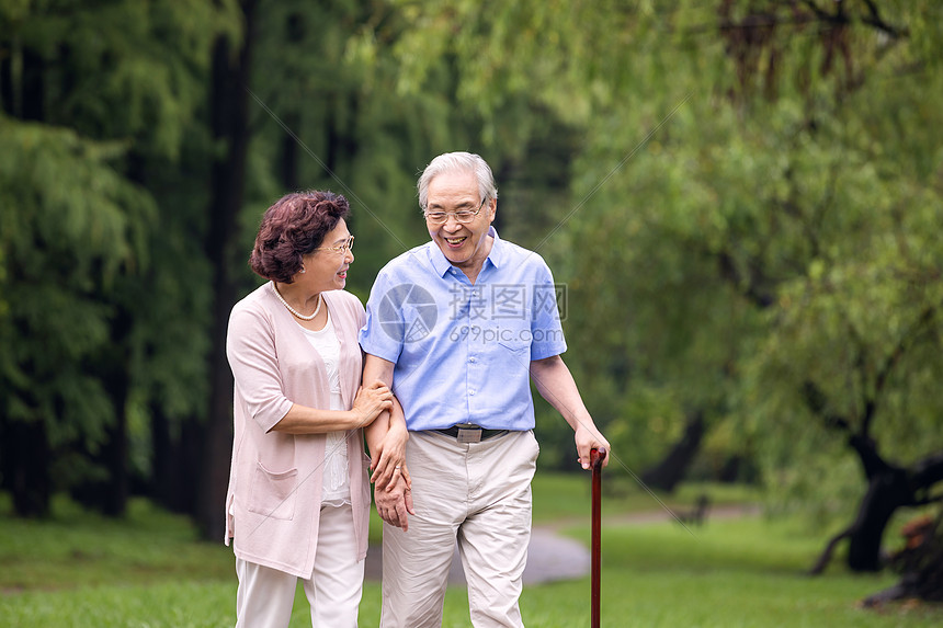 老年夫妇早晨户外散步图片