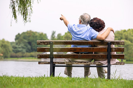 老年夫妇坐在公园长椅背影高清图片下载-正版图片501408315-摄图网