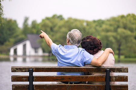老年背影老年夫妇坐公园椅子背影背景