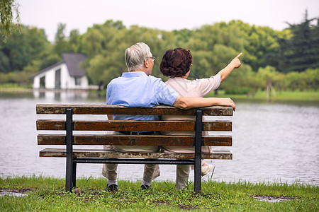 一对老人背影老年夫妇坐公园椅子背影背景
