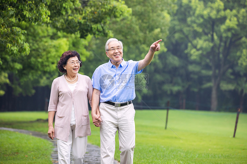 老年夫妇早晨户外散步图片