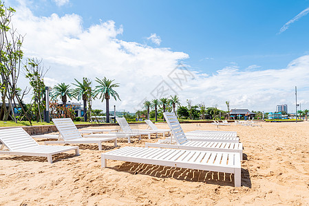 白色火山口福建漳州火山口沙滩上的休闲椅背景