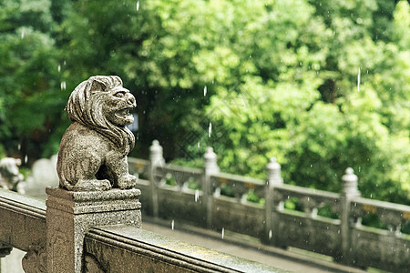 谷雨节气雨中灵隐寺的石狮子背景