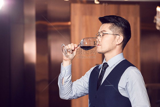 青年男性喝红酒图片