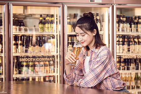 美女酒吧喝啤酒背景图片