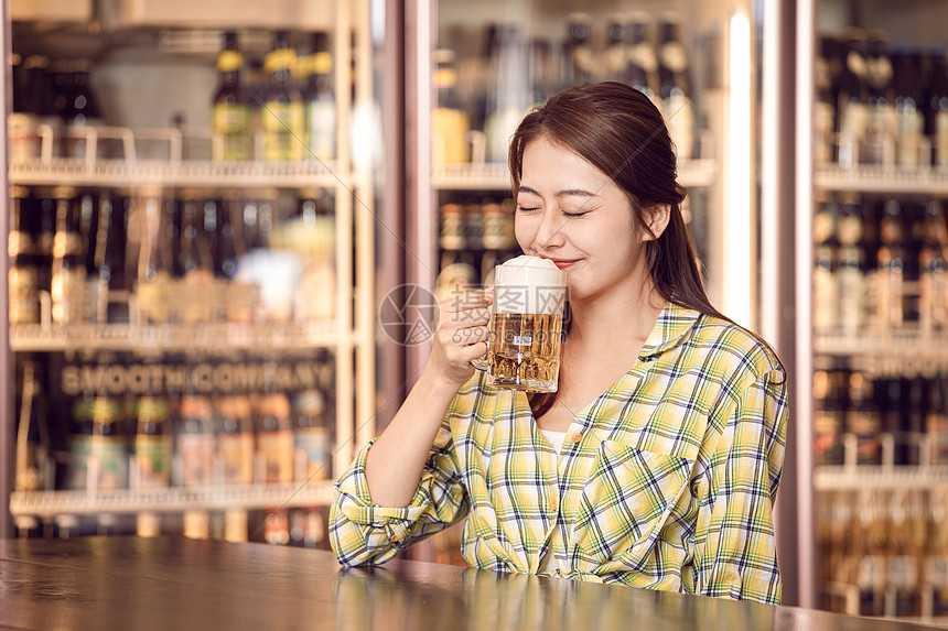 女孩酒吧喝啤酒图片