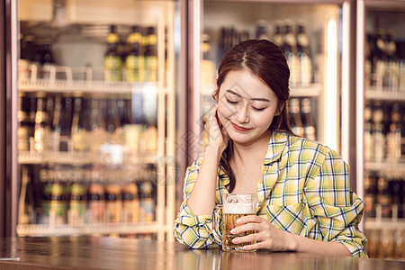 美女酒吧喝啤酒图片