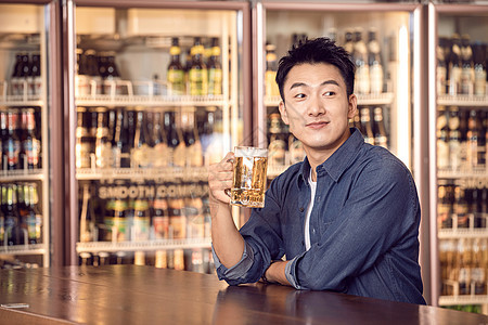 青年男性酒吧喝啤酒黄种人高清图片素材