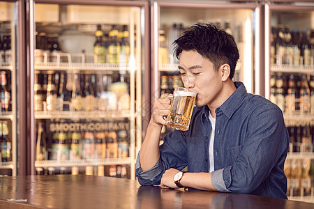 青年男性酒吧喝啤酒高清图片