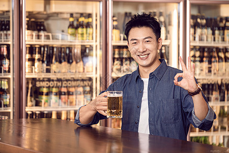 青年男性酒吧喝啤酒图片