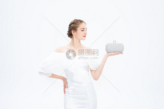 外国优雅女性拿着手包图片