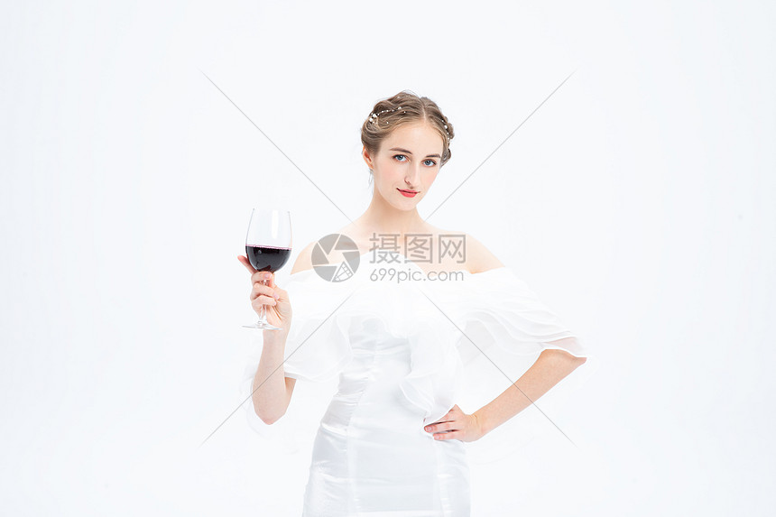 外国优雅女性喝红酒图片