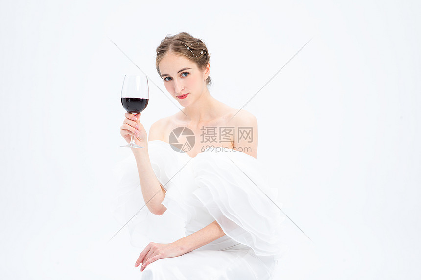 外国优雅女性喝红酒图片