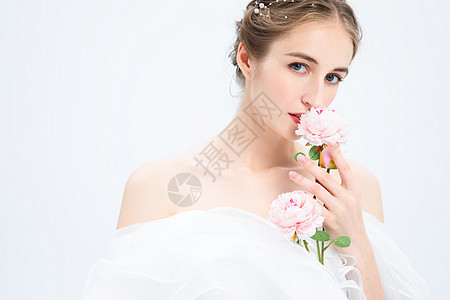 外国优雅女性拿着花朵背景图片