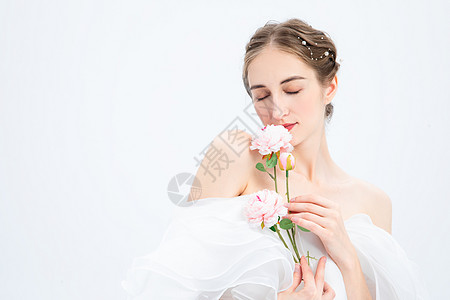 外国优雅女性拿着花朵图片