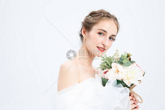外国优雅女性拿着花朵图片