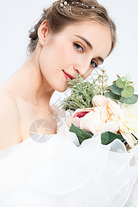 外国优雅女性拿着花朵背景图片