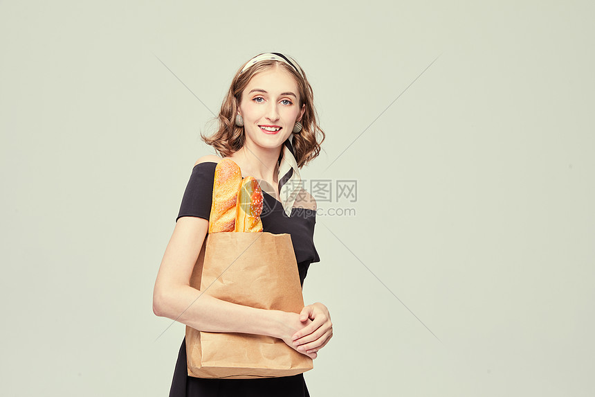 优雅外国女性抱着面包高清图片下载 正版图片 摄图网