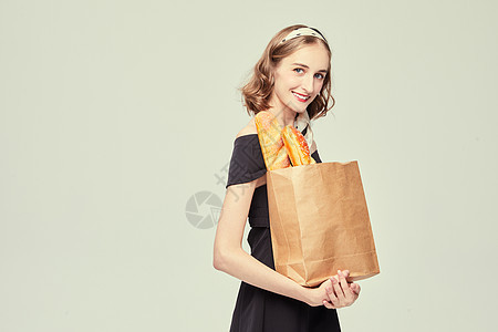 优雅外国女性抱着面包图片