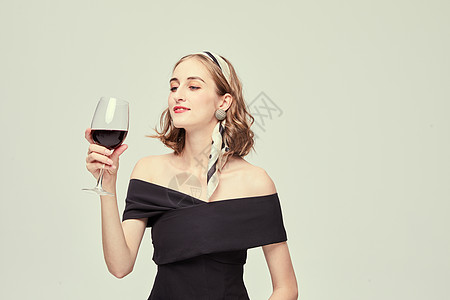 女红酒外国优雅女性喝红酒背景