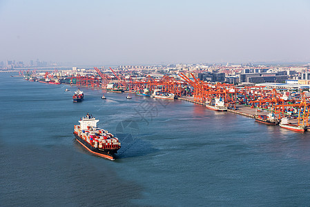 海边码头厦门码头出港的货船背景