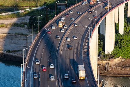 高速公路桥梁桥梁上的车流背景