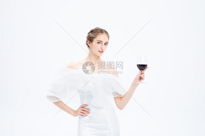 外国优雅女性喝红酒图片