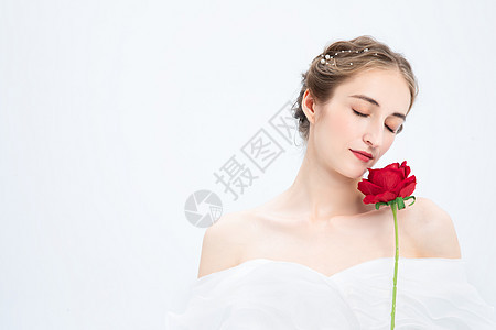 外国优雅女性拿着花背景图片