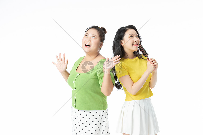 胖瘦姐妹花唱歌自嗨高清图片下载 正版图片 摄图网 胖瘦姐妹花唱歌自嗨高清图片下载 正版图片 摄图网