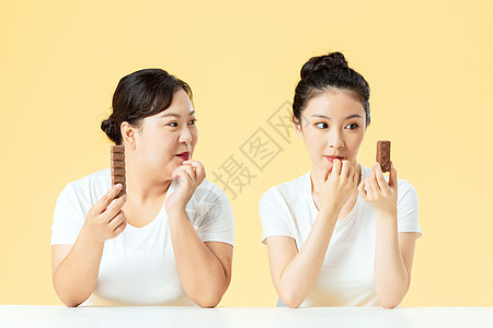 胖瘦姐妹一起吃巧克力图片