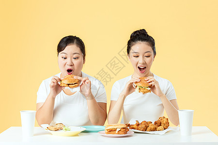 胖瘦姐妹一起吃汉堡图片
