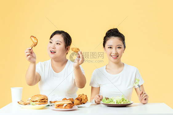 胖女孩暴饮暴食图片