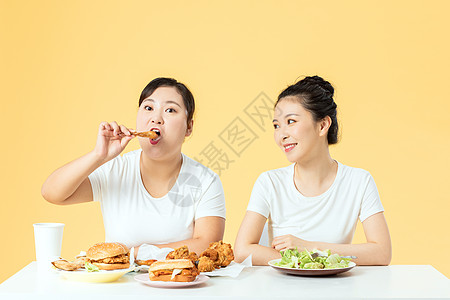 胖女孩暴饮暴食高清图片