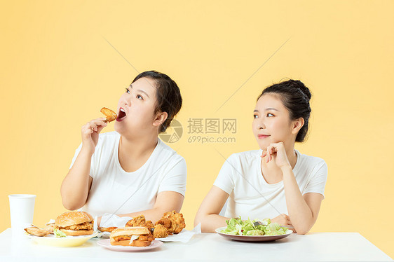 胖女孩暴饮暴食图片